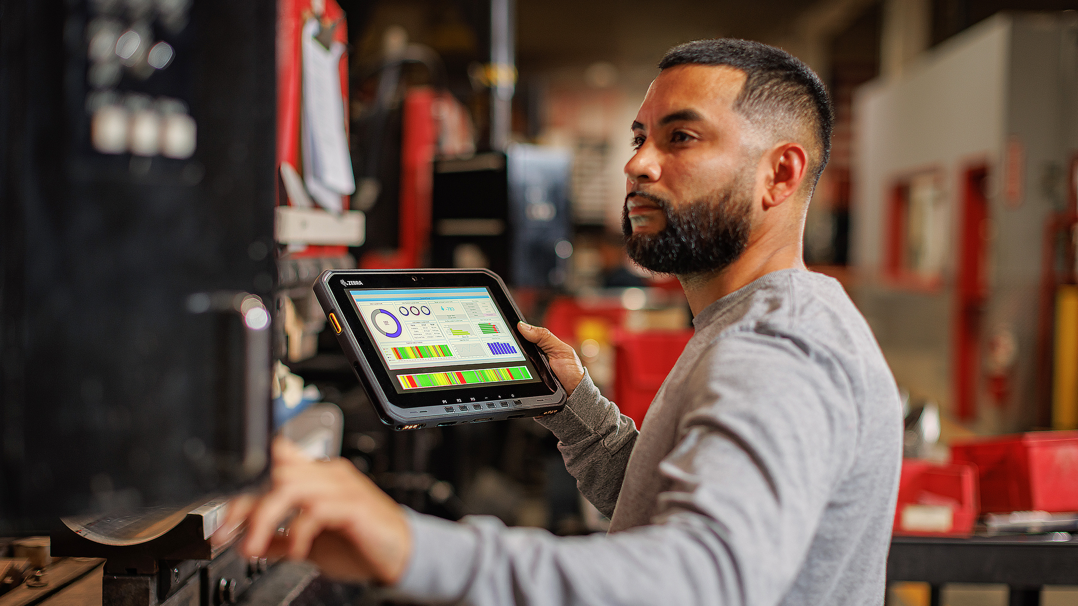 Construction worker uses a Zebra rugged tablet that can sense glove touch