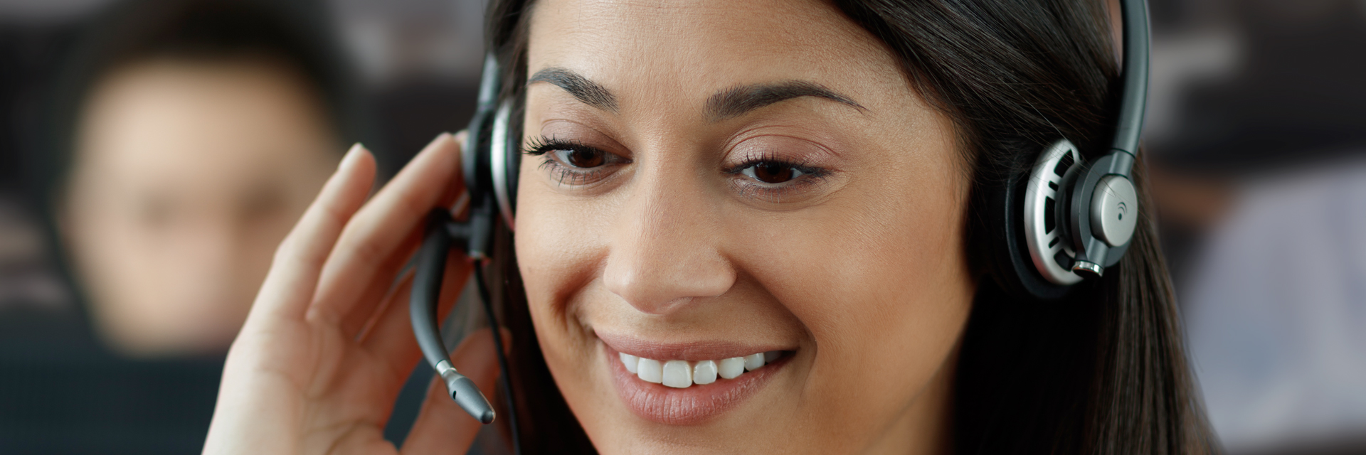 Mujer atendiendo el teléfono con auriculares