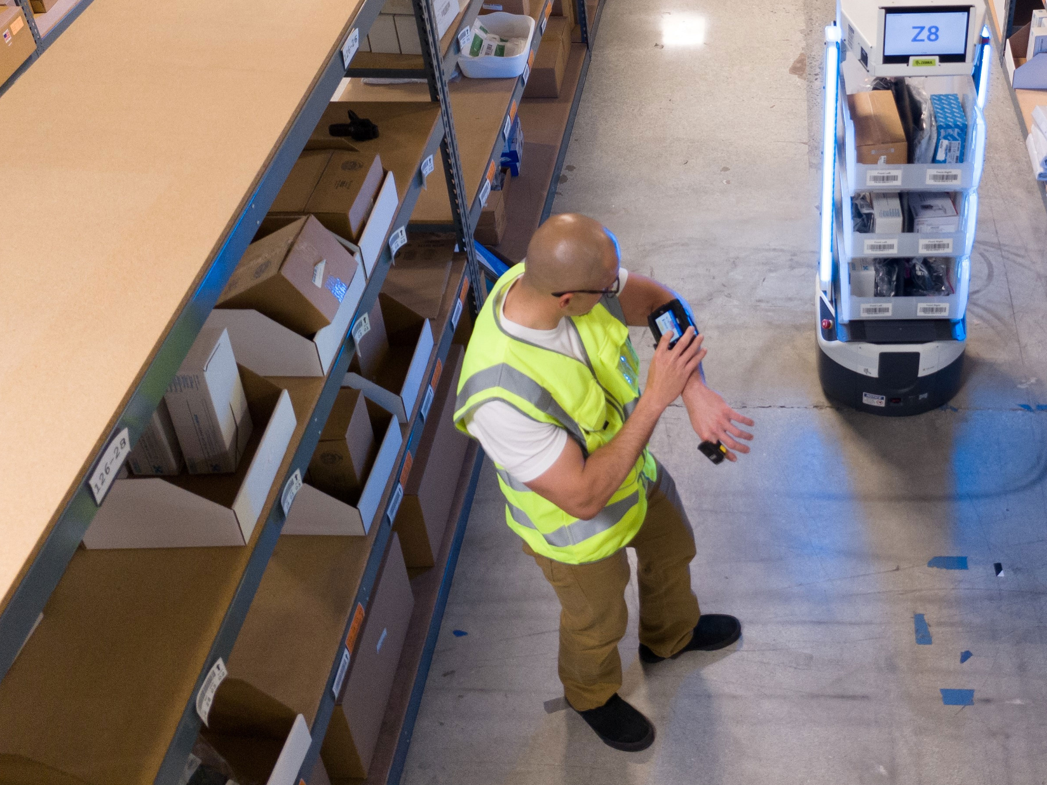 Employee at the warehouse with Zebra's AMR