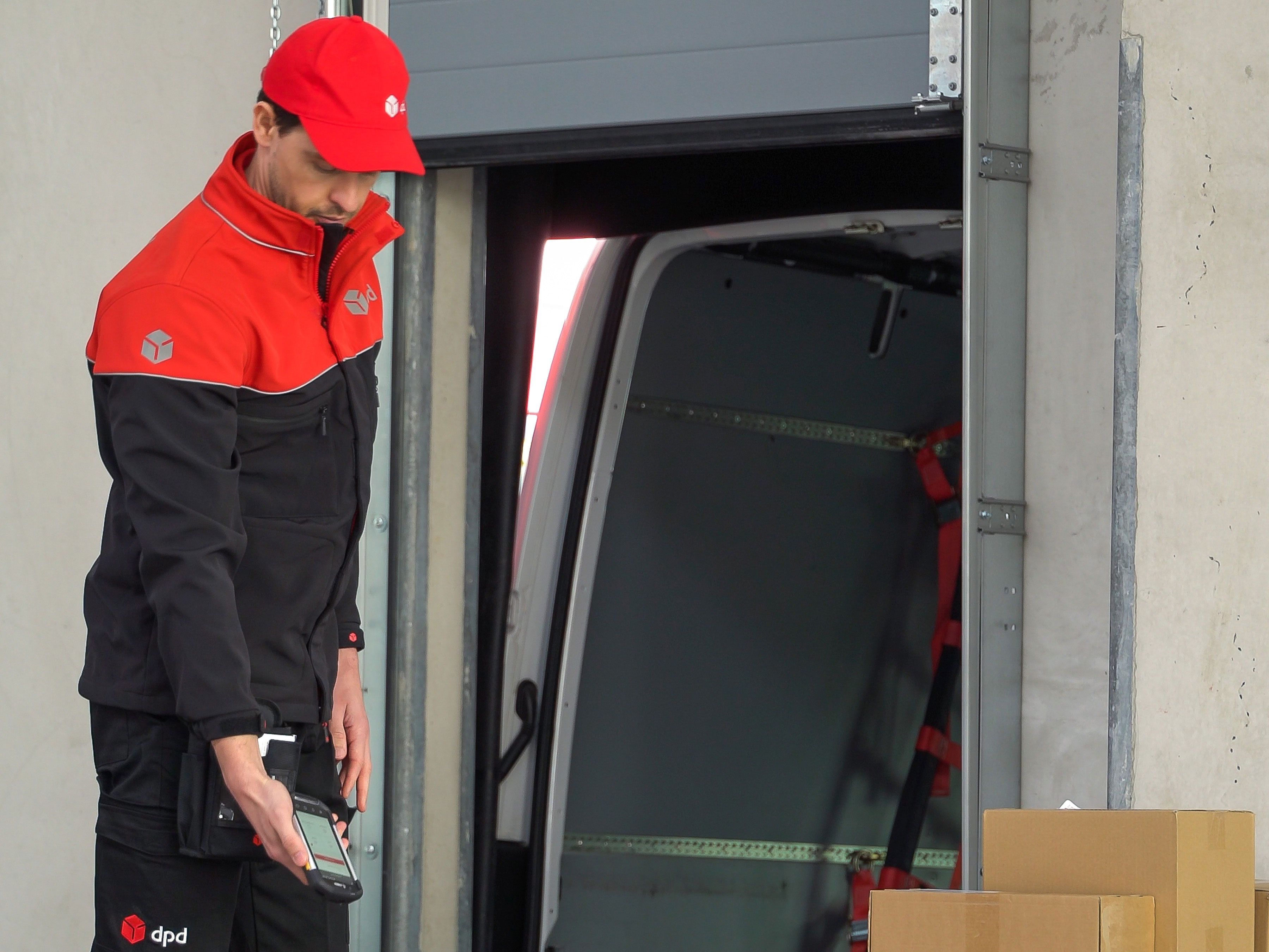 DPD Germany delivery staff with Zebra's mobile computer