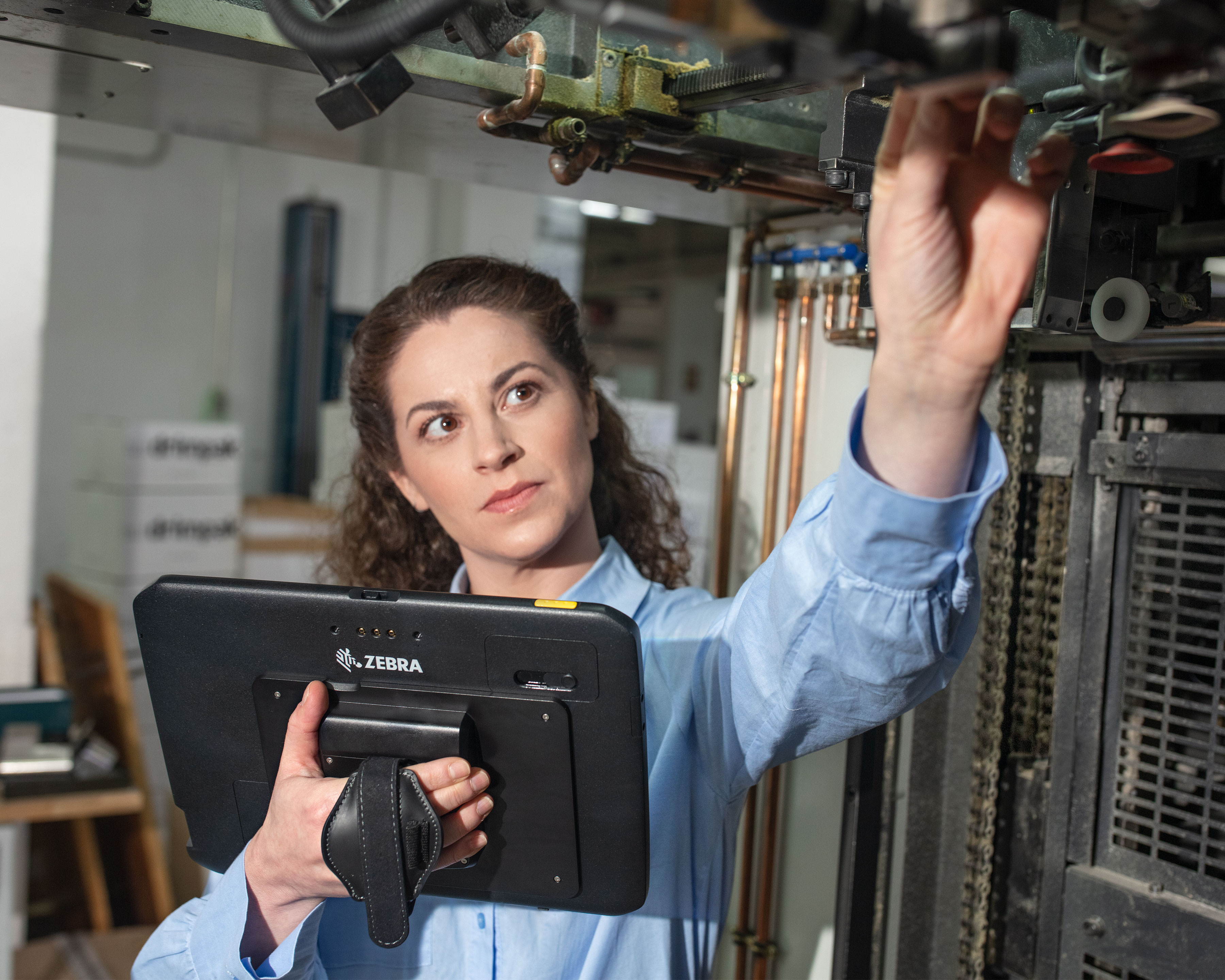 Worker uses Zebra ET8x Windows tablet in a manufacturing plant floor