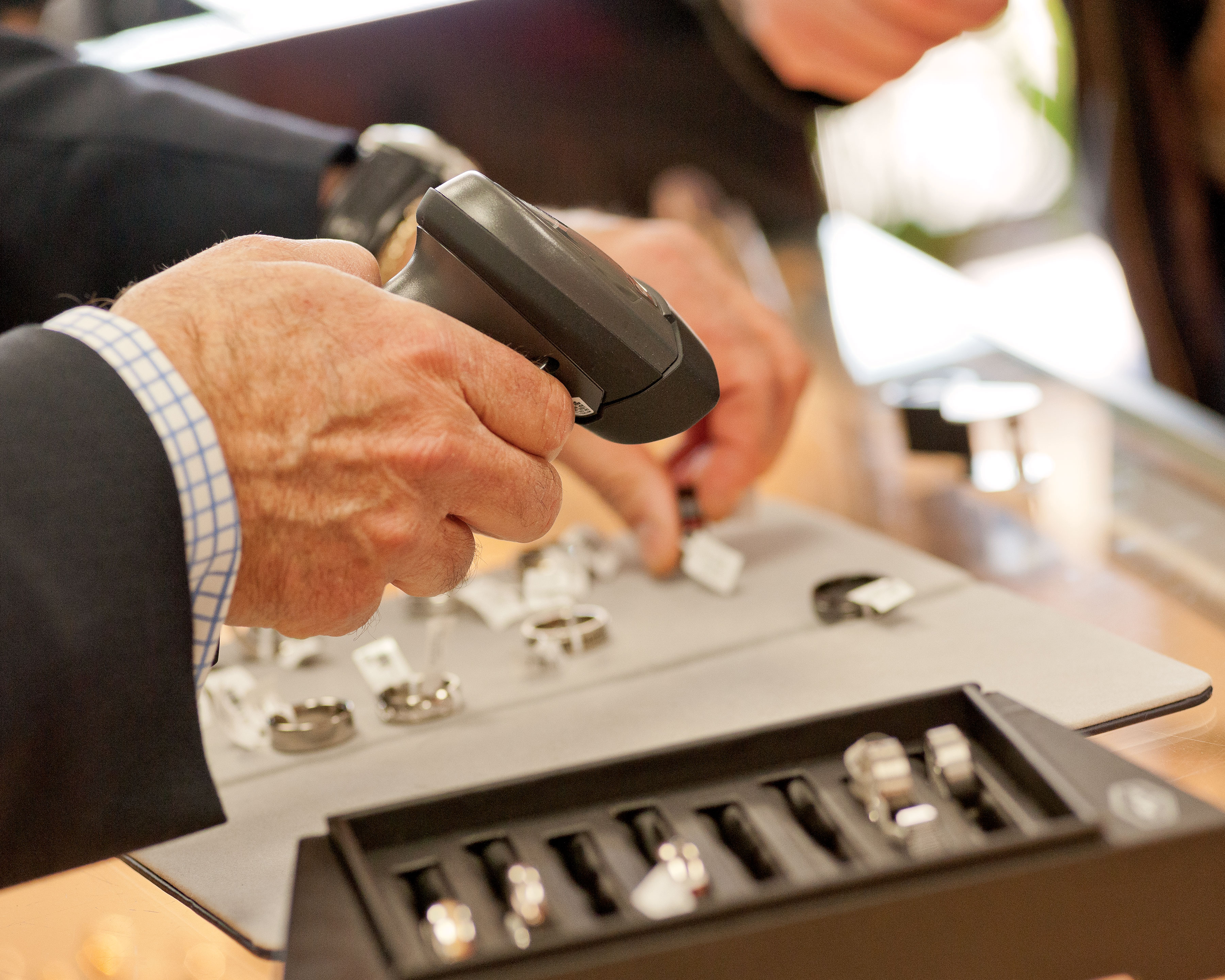 Retail worker uses the Zebra LI2208 barcode scanner to scan a jewelry tag