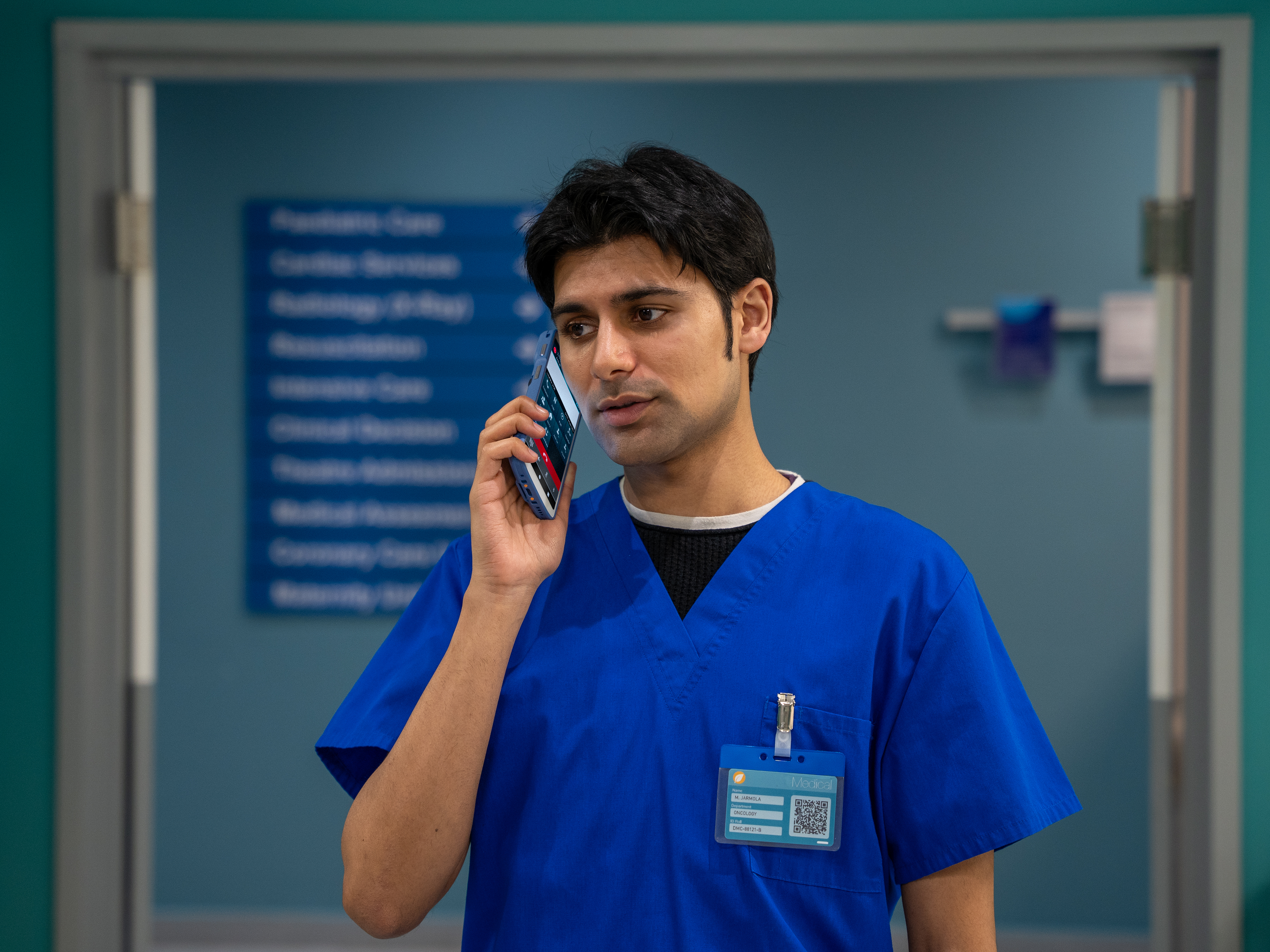 healthcare-photography-website-hc50-hc20-nurse-talking-on-phone-in-hallway-landscape-mode-4x3-3600x2700