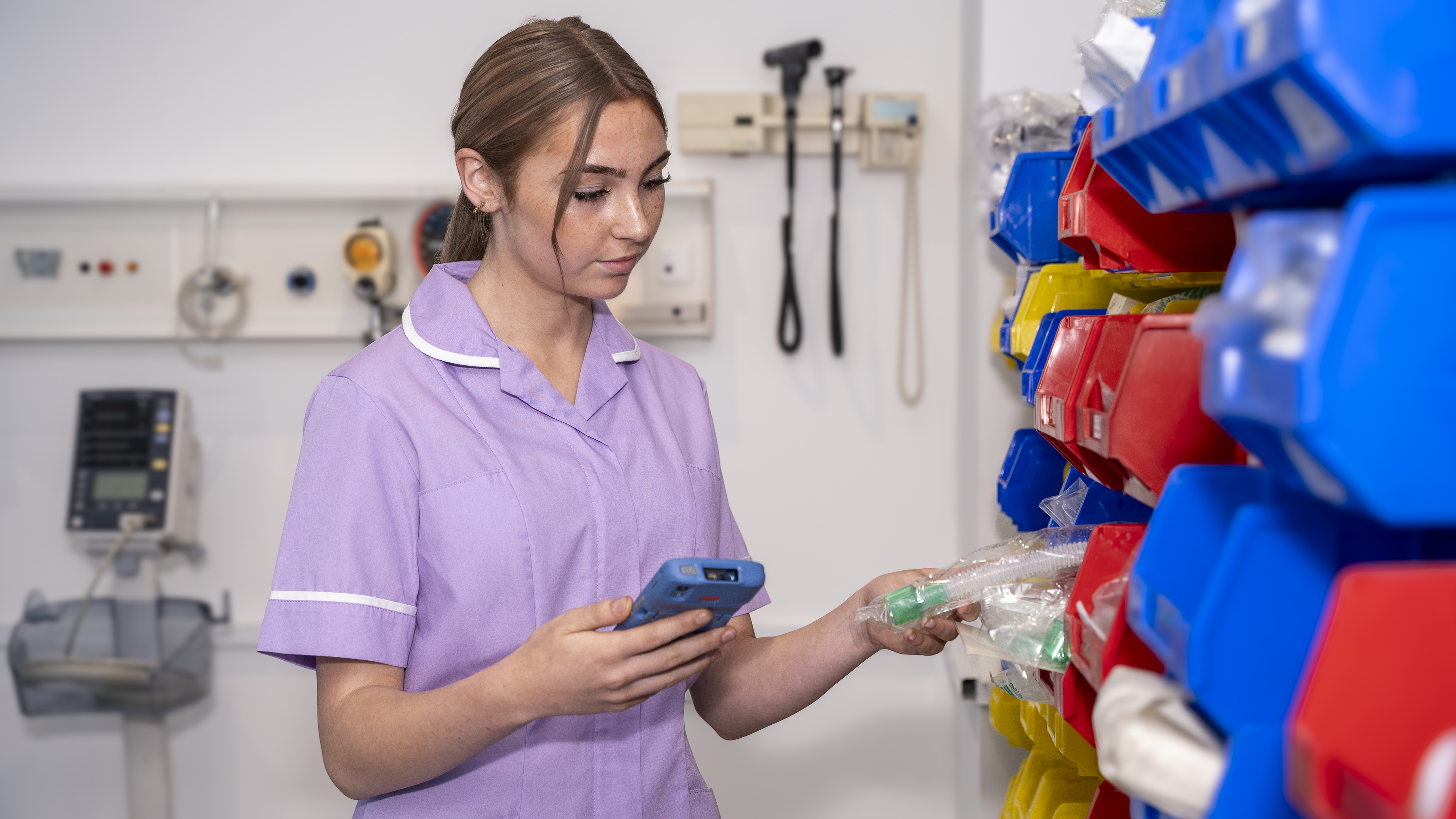 healthcare-photography-website-hc50-nurse-comparing-supplies-to-screen-16x9-3600x2025